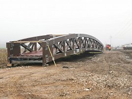 Most ze smrkového dřeva ochráněn OSMO Impregnací dřeva WR 4001 a následně 2 vrstvami OSMO Ochranné olejové lazury v odstínu týk č. 708